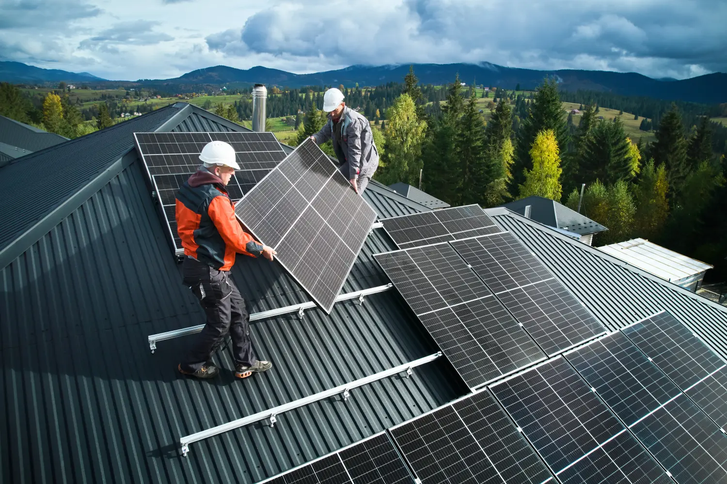 Draufsicht auf eine Gruppe von Architekten und Ingenieuren, die an Solarmodulen arbeiten, und seine Pläne für Solar-Photovoltaikanlagen